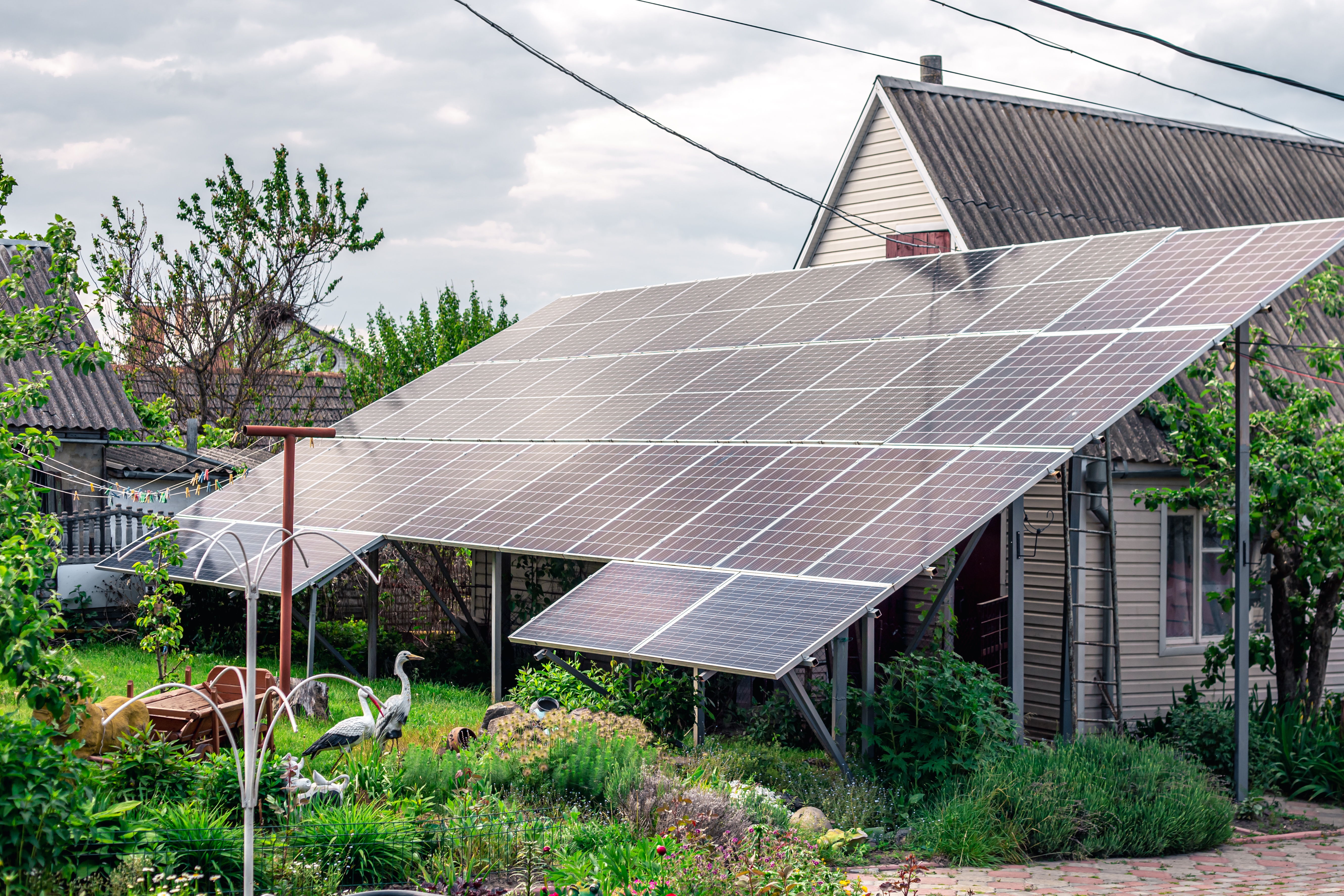 https://www.freepik.com/free-photo/solar-system-solar-panels-near-house_27918260.htm#fromView=image_search&page=1&position=9&uuid=e1db03a5-2948-4605-a41c-0b73052b8625&query=solar+home+image