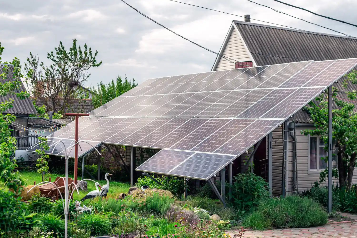 https://www.freepik.com/free-photo/solar-system-solar-panels-near-house_27918260.htm#fromView=image_search&page=1&position=9&uuid=e1db03a5-2948-4605-a41c-0b73052b8625&query=solar+home+image