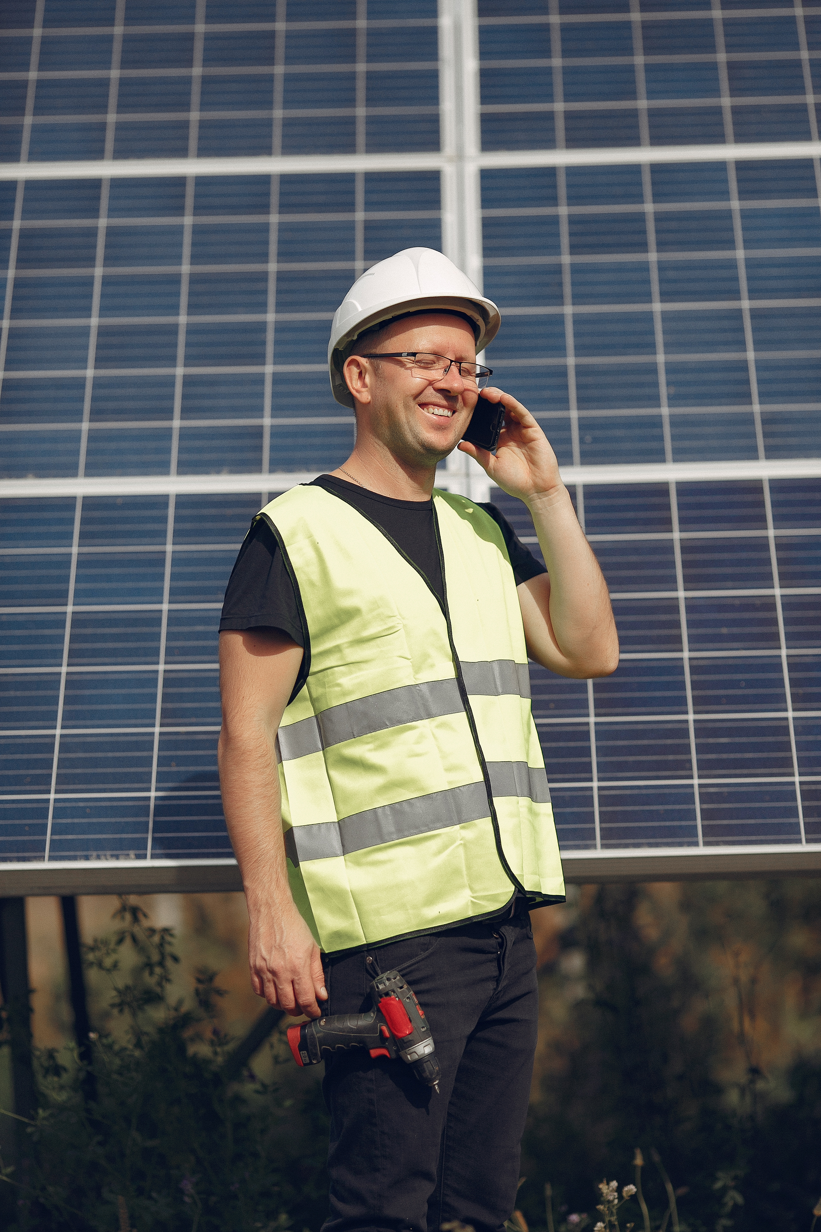 https://www.freepik.com/free-photo/man-with-white-helmet-near-solar-panel_6906516.htm#fromView=image_search&page=1&position=0&uuid=9bc862e8-bba4-4b5f-a68a-20829e4e2040