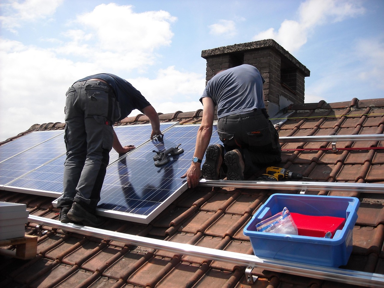 https://pixabay.com/photos/solar-panels-placement-green-energy-943999/