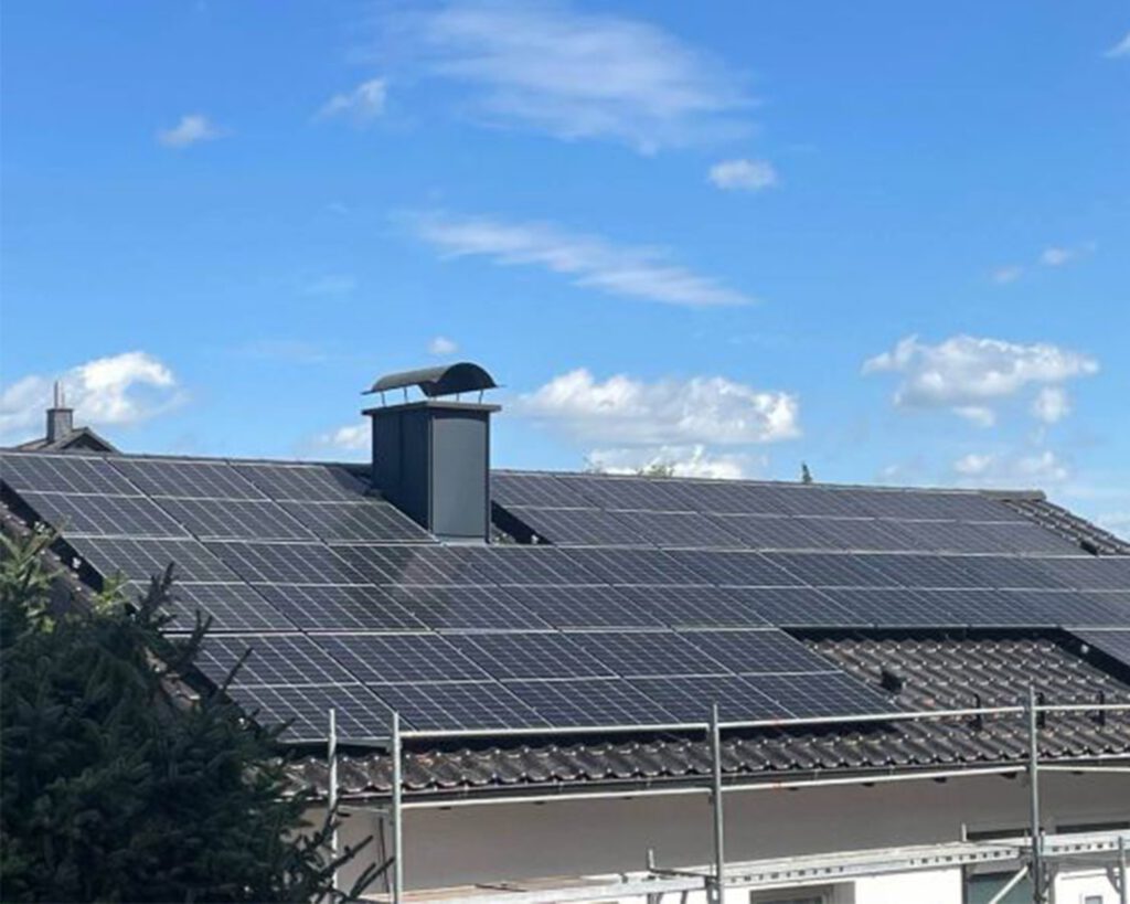 Ansicht eines Hauses mit Gerüst und Solarpanelen